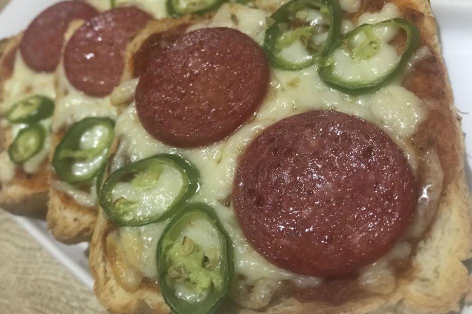 tost-ekmeginde-pizza-tarifi