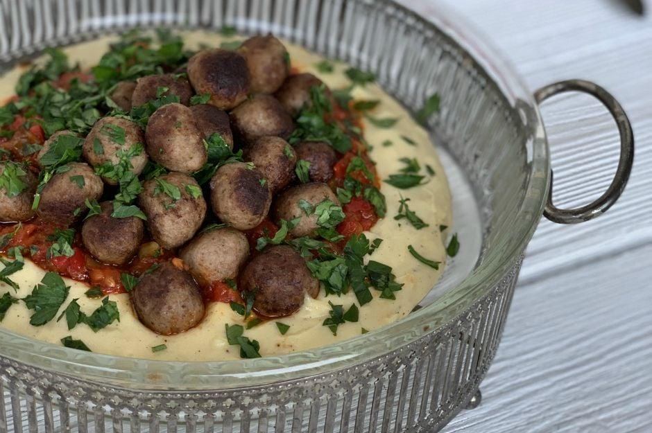 patates-puresi-yataginda-soslu-kofte