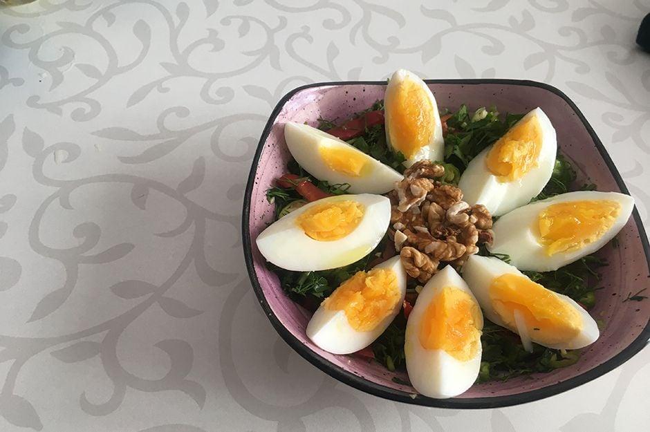 Yumurtalı Kahvaltı Salatası Tarifi